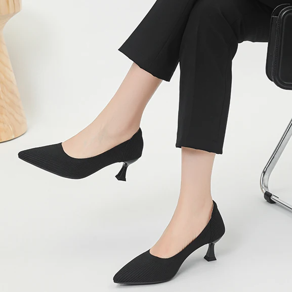 Scarpin Salto Médio Confortável em Malha Tricô - Clara