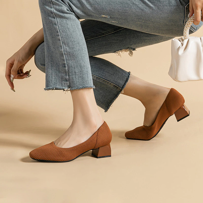Scarpin Salto Bloco Confortável em Malha Tricô - Lena